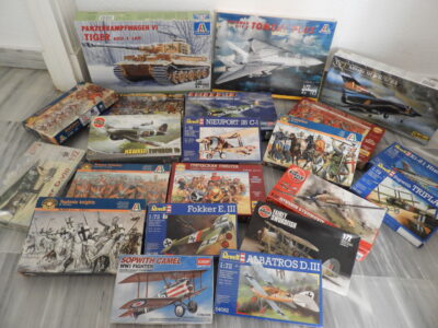 LOTE 21 MAQUETAS MILITARES A MONTAR