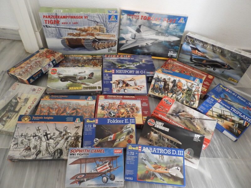 LOTE 21 MAQUETAS MILITARES A MONTAR